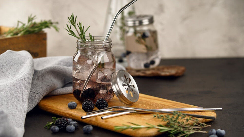 Sommer-Drink mit Beeren im Trinkglas mit Deckel