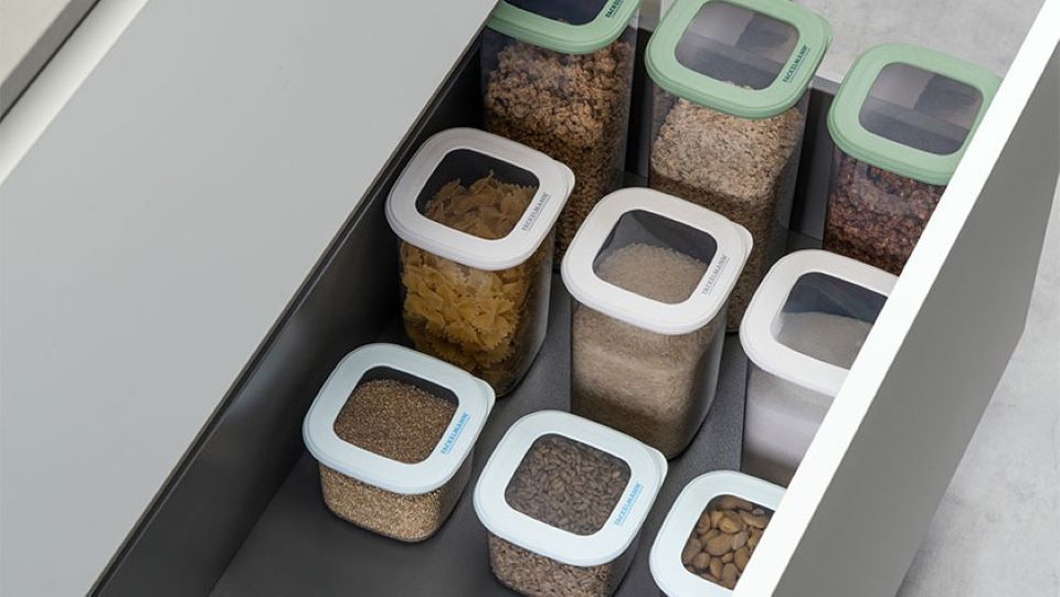 Schublade mit neun unterschiedlich befüllten Vorratsdosen