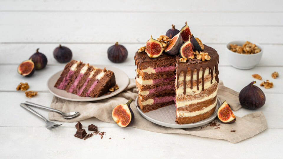 Torte mit Feigen, Nüssen und Schokolade dekoriert