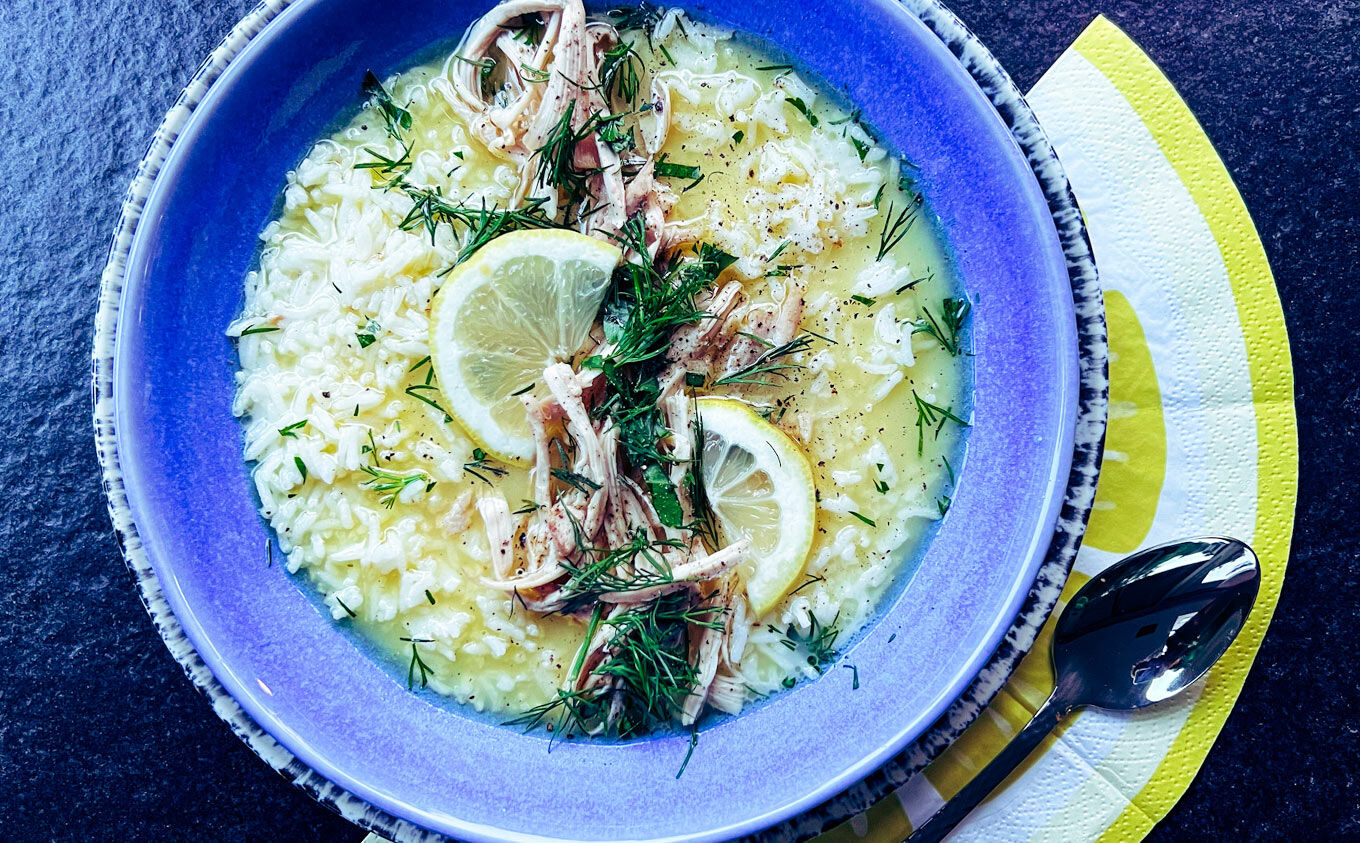 Griechische Zitronen-Hühner-Reis-Suppe im Suppenteller Griechische Zitronen-Hühner-Reis-Suppe im Suppenteller