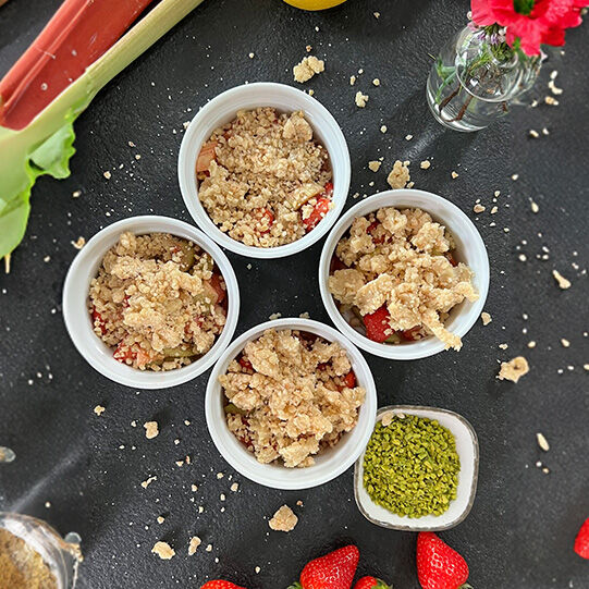 Erdbeer-Rhabarber-Crumble - Rezept | Fackelmann