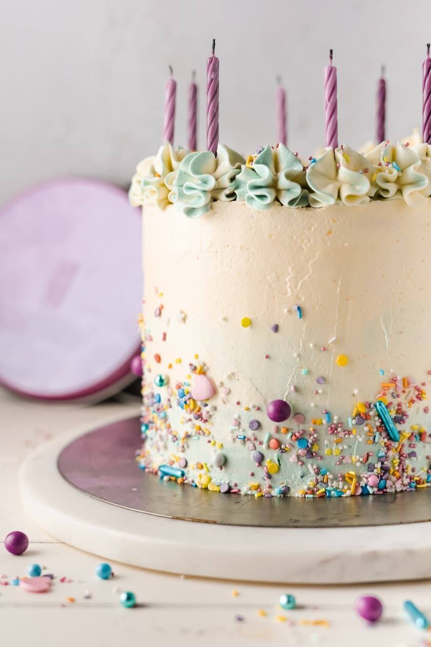 Konfetti-Geburtstagstorte in Nahaufnahme