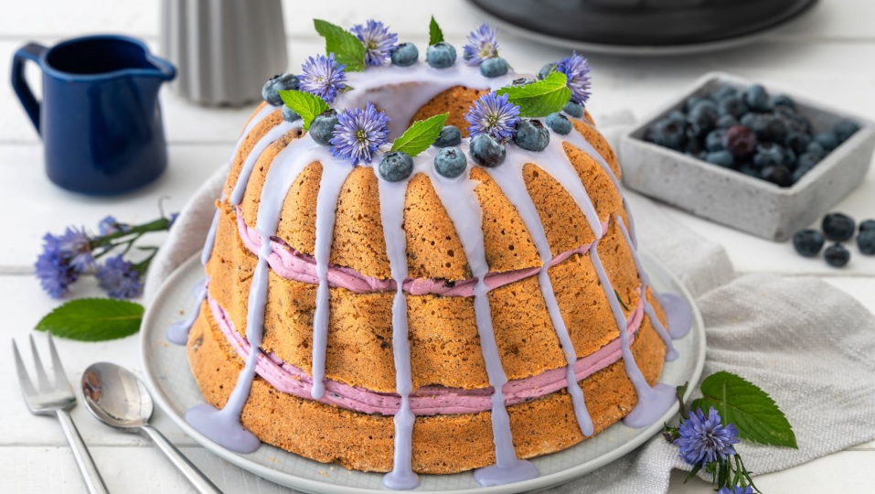 Gugelhupf mit zwei Creme-Schichten und bunter Zuckerglasur Gugelhupf mit zwei Creme-Schichten und bunter Zuckerglasur