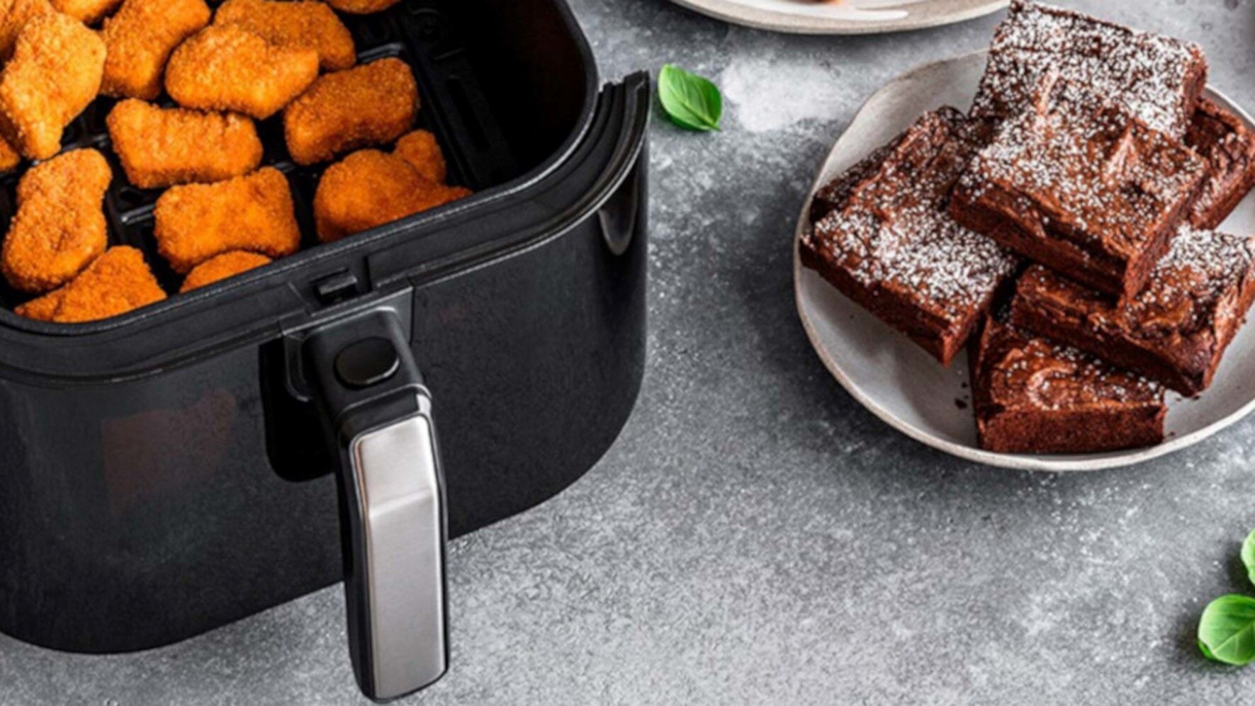 Airfryer mit gebackenen Nuggets und Brownies