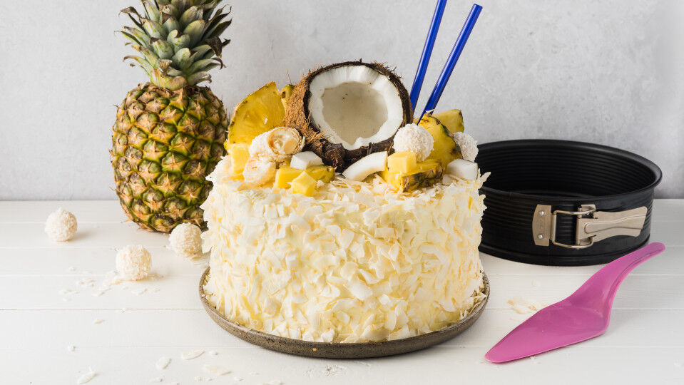 Torte verziert mit Ananas, Kokosnuss und Raffaello