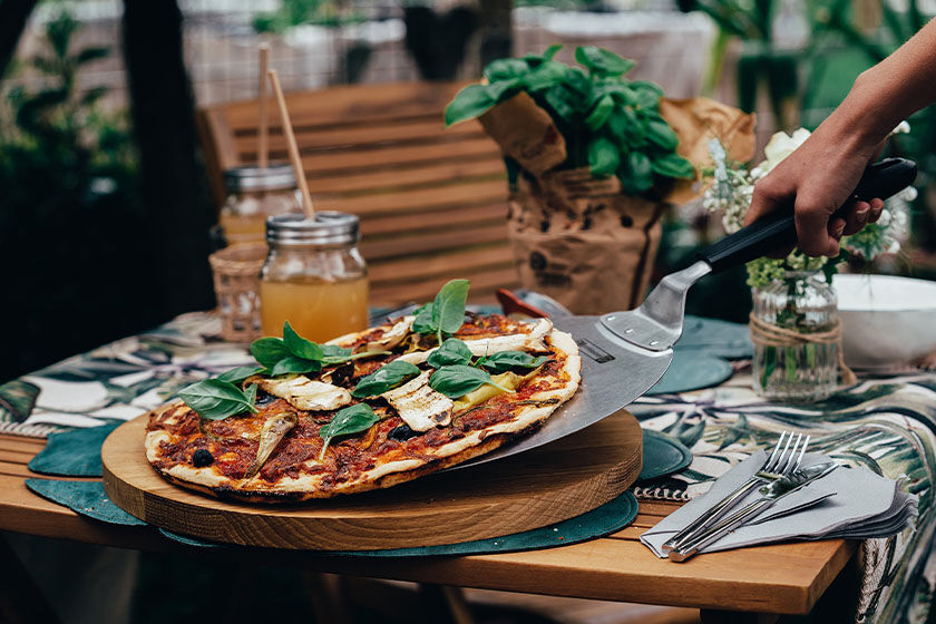 Pizza wird serviert Pizza wird serviert