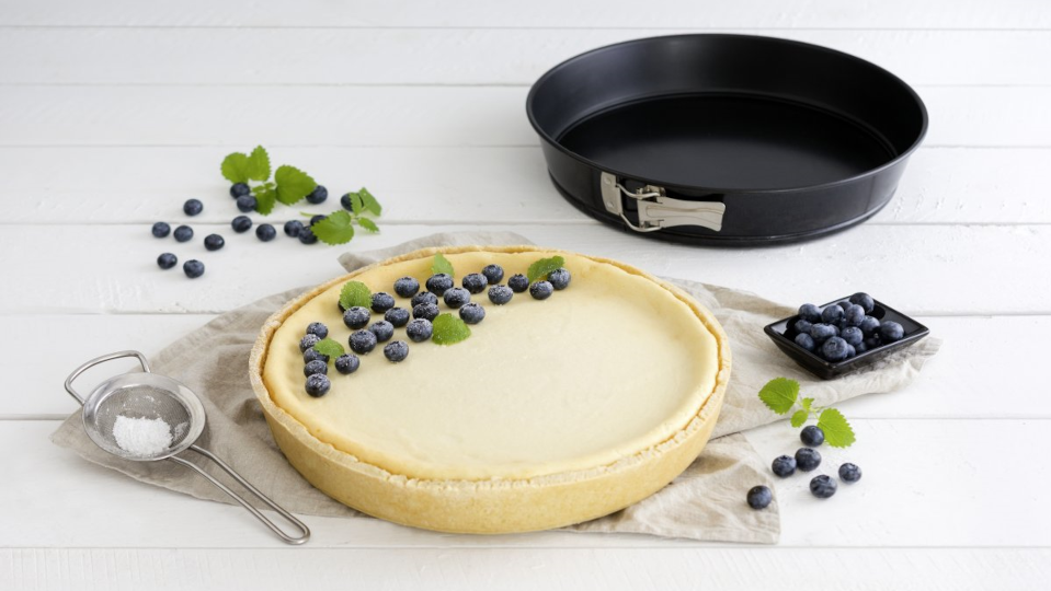 Käsekuchen, dekoriert mit Blaubeeren