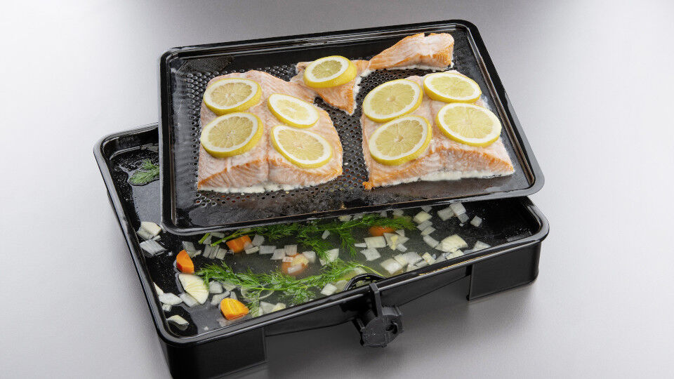 Lachsfilet mit Zitrone auf einem Bratenblech