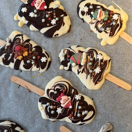 Weihnachtliche Schoko-Lollies