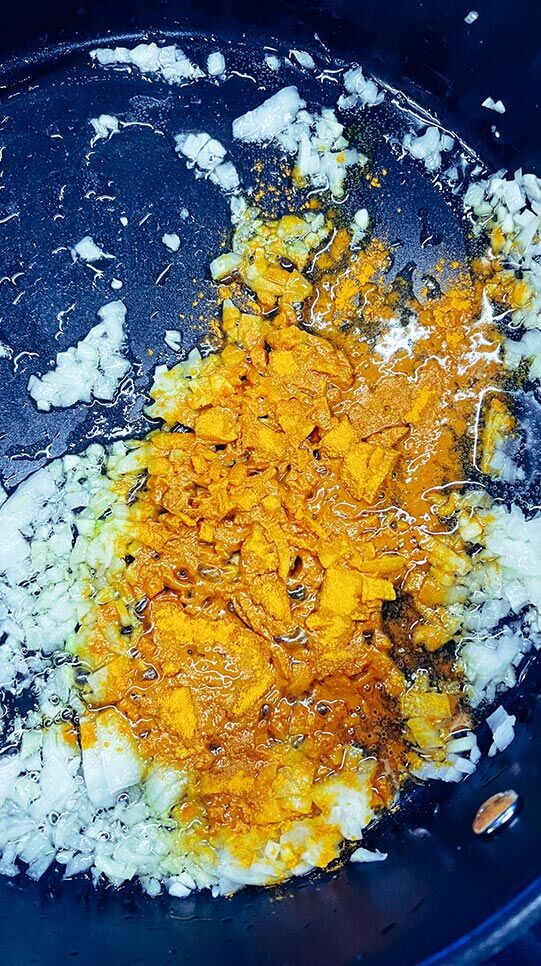 Die Basis für das Curry in einem Topf