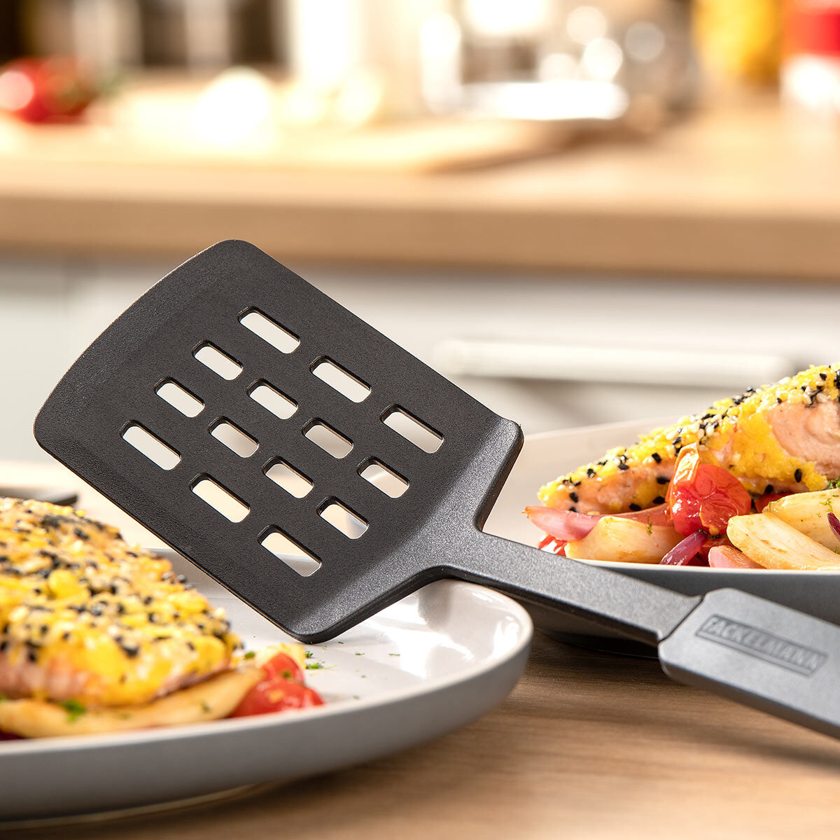 Pfannenwender mit Schlitzen Statement