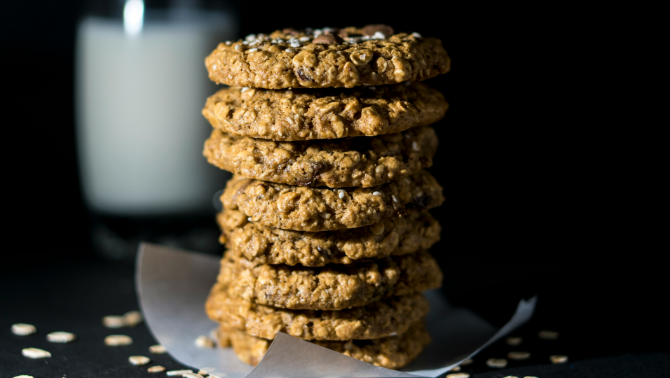 Hafer-Cookies zu einem Turm gestapelt Hafer-Cookies zu einem Turm gestapelt