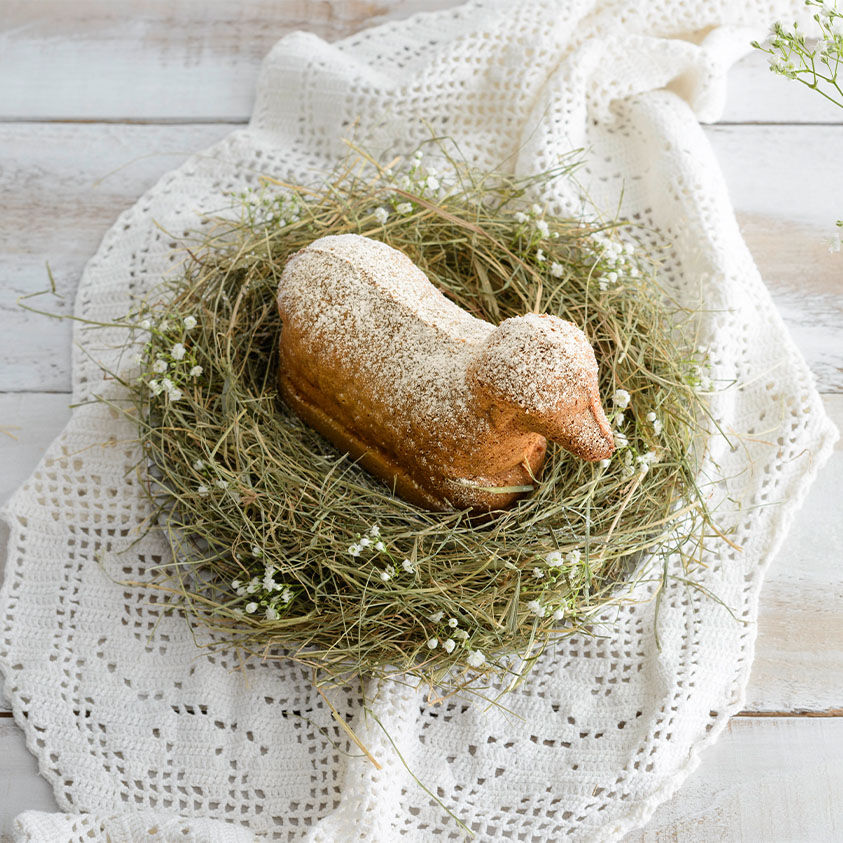 Veganes Osterlamm in einem Osternest von oben