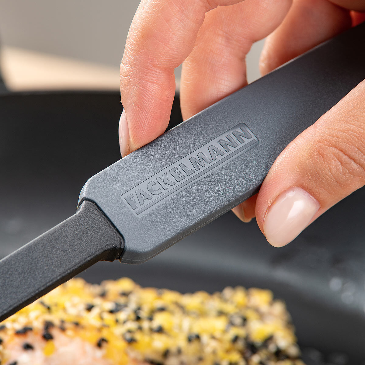 Pfannenwender mit Schlitzen Statement