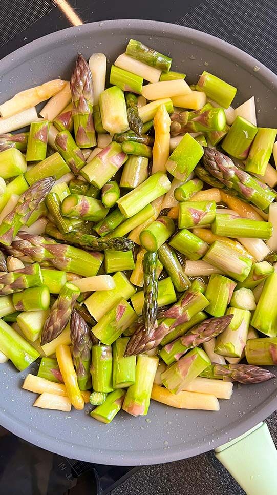 Erdbeer-Spargel-Salat mit Balsamico-Creme