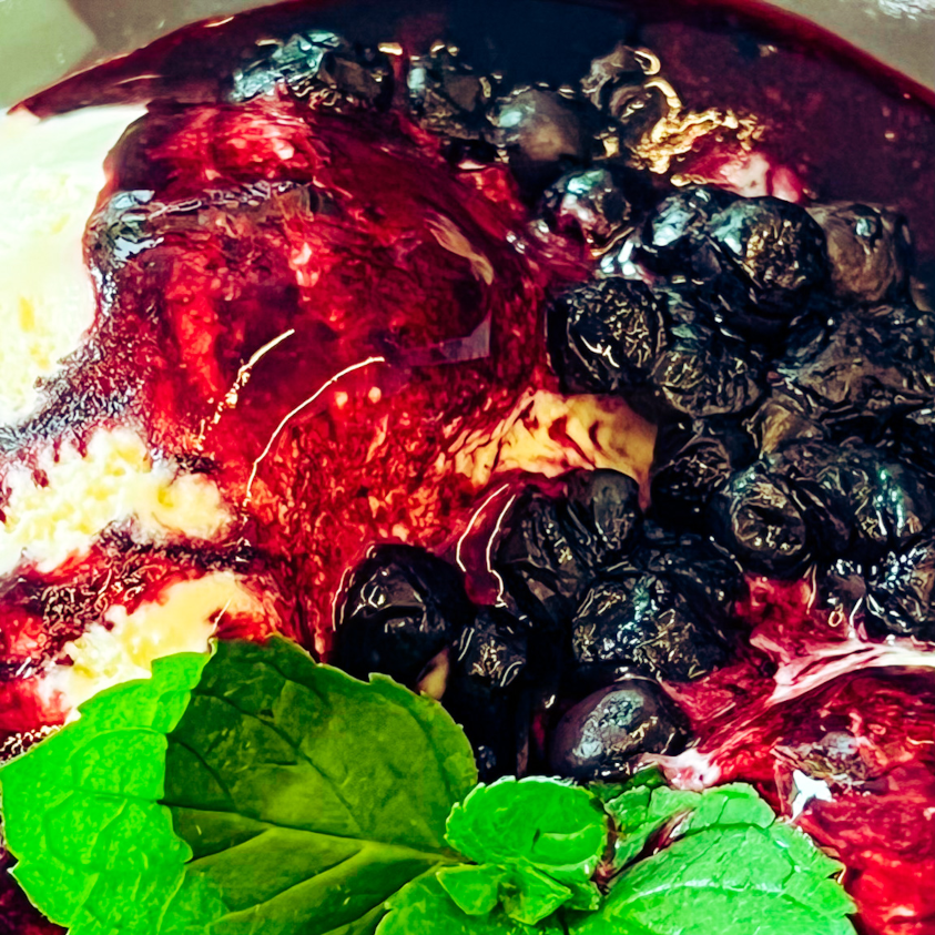 Heiße Heidelbeeren auf Vanilleeis