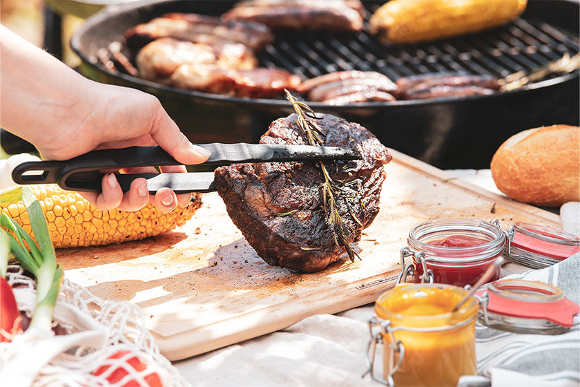 Gegrilltes Steak mit Rosmarin, Dips & Beilagen Gegrilltes Steak mit Rosmarin, Dips & Beilagen