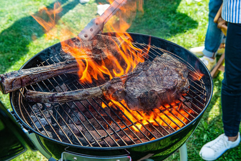 Grillfleisch am Grill mit offenem Feuer Grillfleisch am Grill mit offenem Feuer