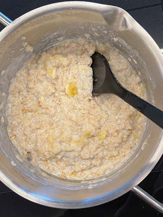 Bananen-Porridge mit Granatapfelkernen & Haselnusschips