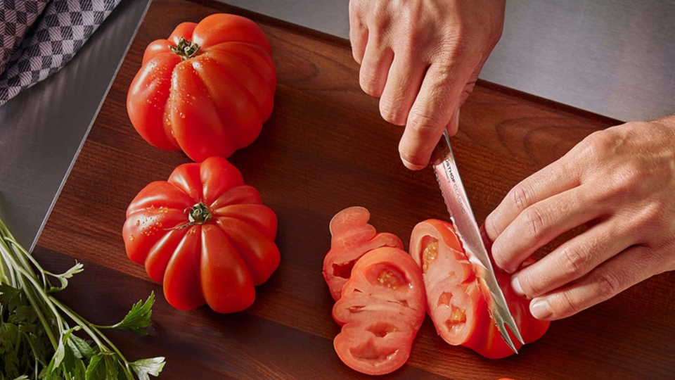Tomaten werden geschnitten Tomaten werden geschnitten