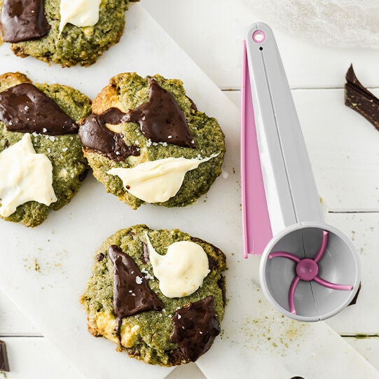 Matcha Double Chocolate Cookies mit Makronator auf Servierbrett