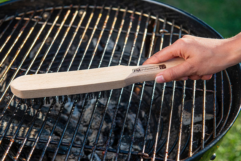 Holzkohlegrill reinigen mit einer Grillbürste Holzkohlegrill reinigen mit einer Grillbürste