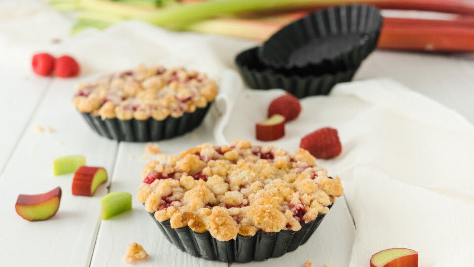 Streusel-Tartelettes mit Rhabarber in Mini-Formen