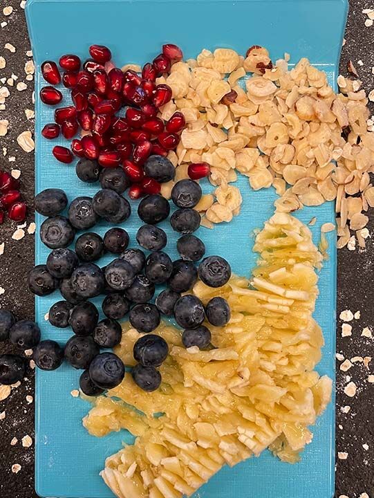 Bananen-Porridge mit Granatapfelkernen & Haselnusschips