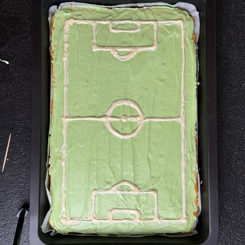 Fußballfeld Kuchen vom Blech - Rezept | Fackelmann