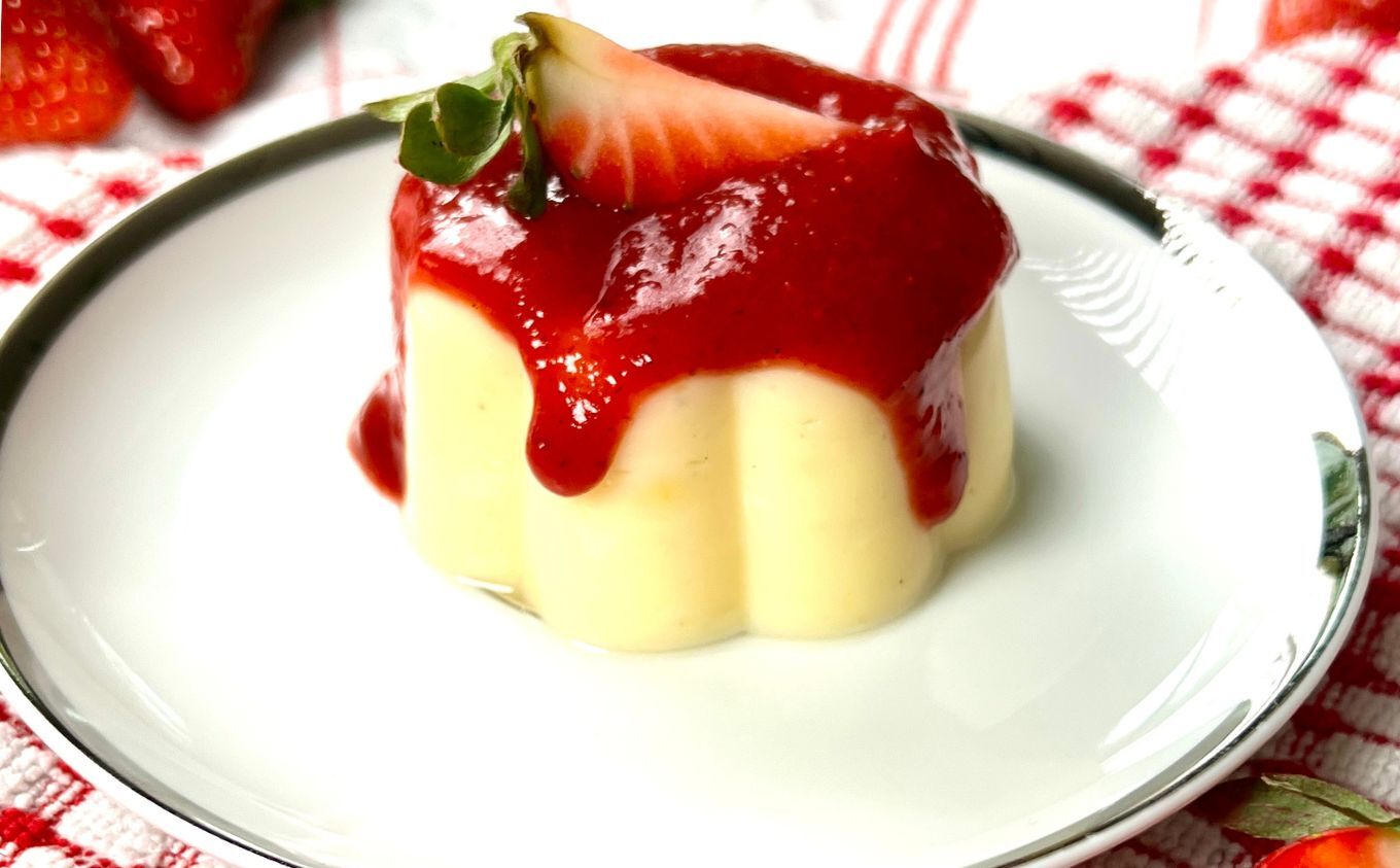 Vanillepudding mit Erdbeersoße