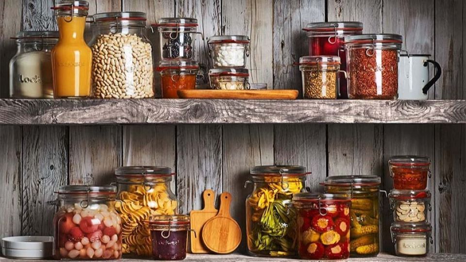 Einmachgläser mit Eingekochtem, Eingelegtem & trockenen Lebensmitteln in einem Regal