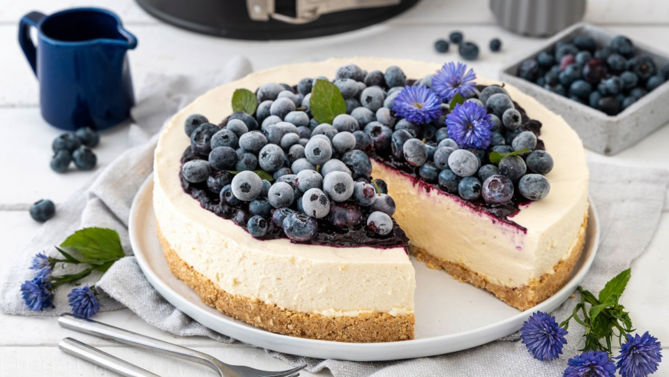 Käsekuchen mit Blaubeeren verziert