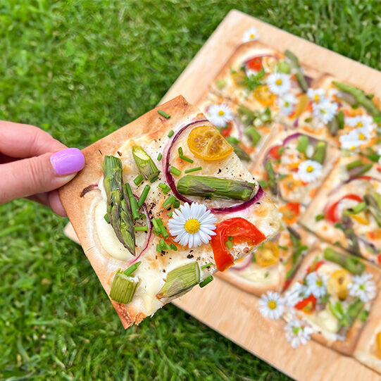 Flammkuchen mit grünem Spargel