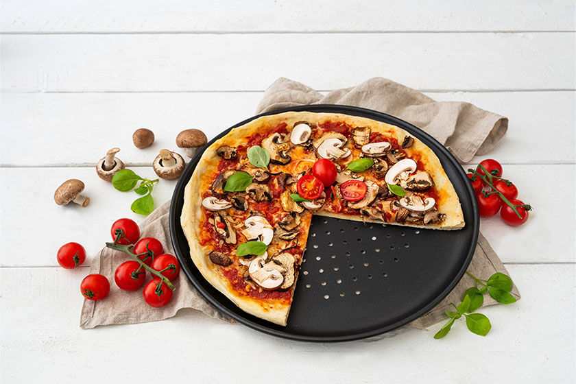 Pizza auf Pizzablech Pizza auf Pizzablech