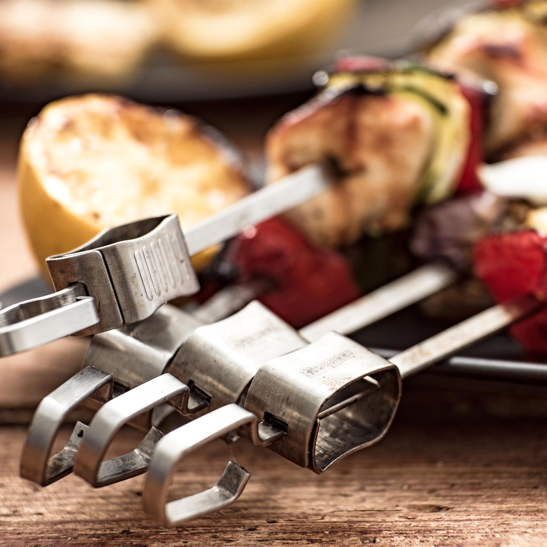 Grillspieße mit Halterung und Abstreifer