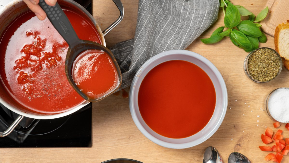 passierte Tomaten im Topf passierte Tomaten im Topf