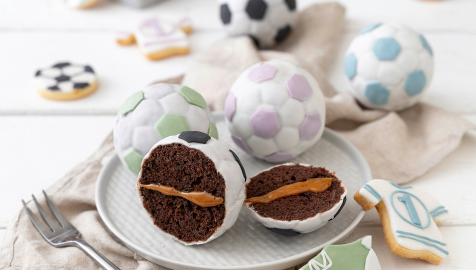 Schoko-Muffins in Fußball-Form auf einem Teller