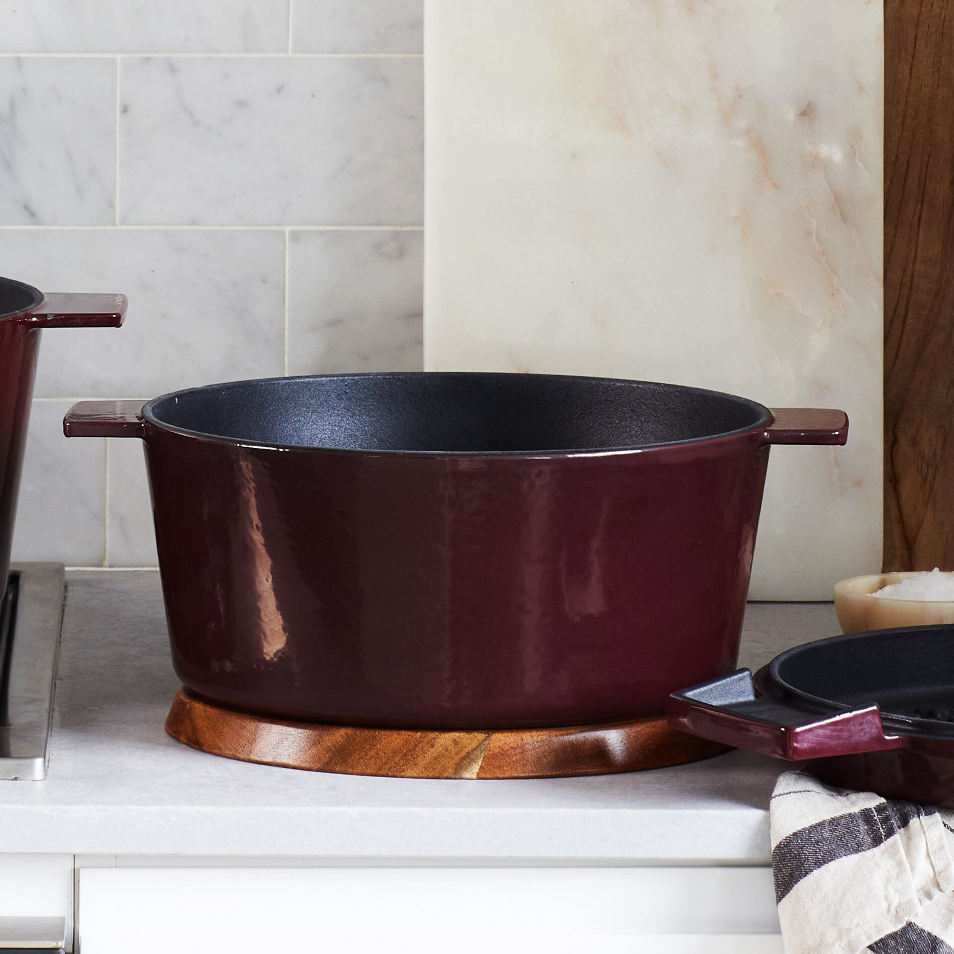 Set Cocotte mit Grilldeckel + Untersetzer, Gusseisen, 24cm, bordeaux Set Cocotte mit Grilldeckel + Untersetzer, Gusseisen, 24cm, bordeaux