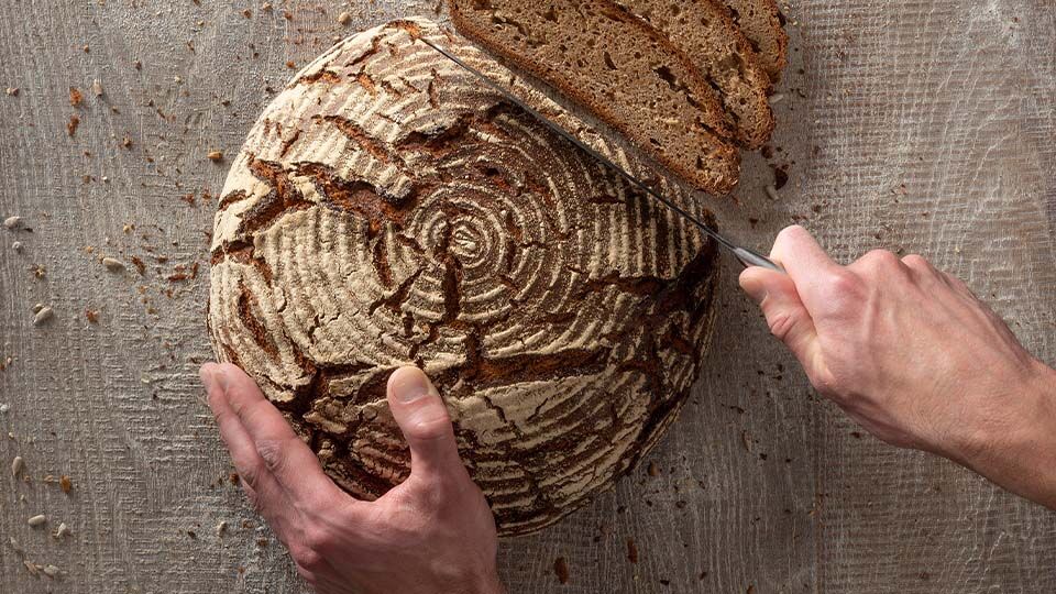 Knuspriges Brot backen – so entsteht die perfekte Kruste Knuspriges Brot backen – so entsteht die perfekte Kruste