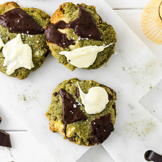 Double Chocolate Cookie mit Matcha auf einem Servierbrett