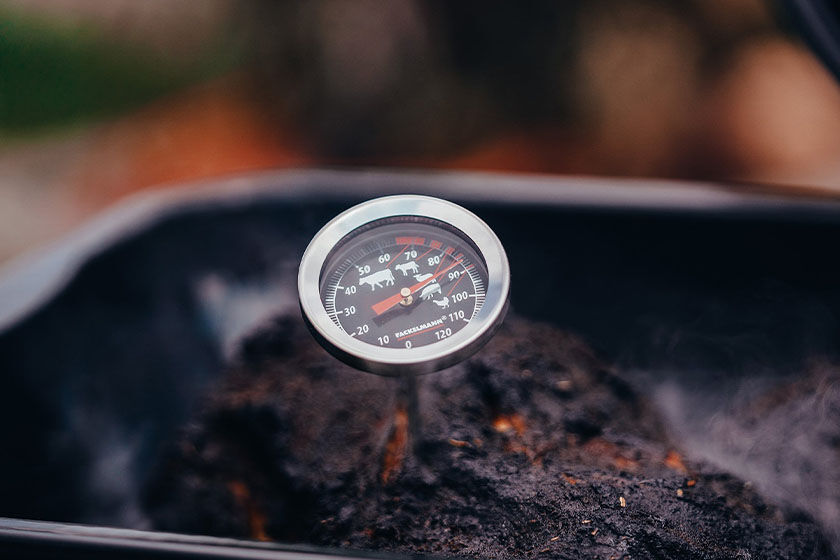Bratenthermometer in einem Stück Fleisch Bratenthermometer in einem Stück Fleisch