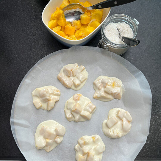 Gefrorene Mango mit Schokolade