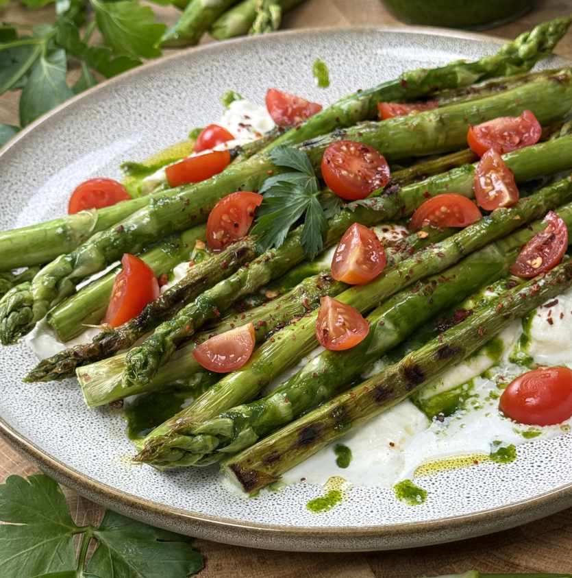 Grüner Spargel mit Burrata