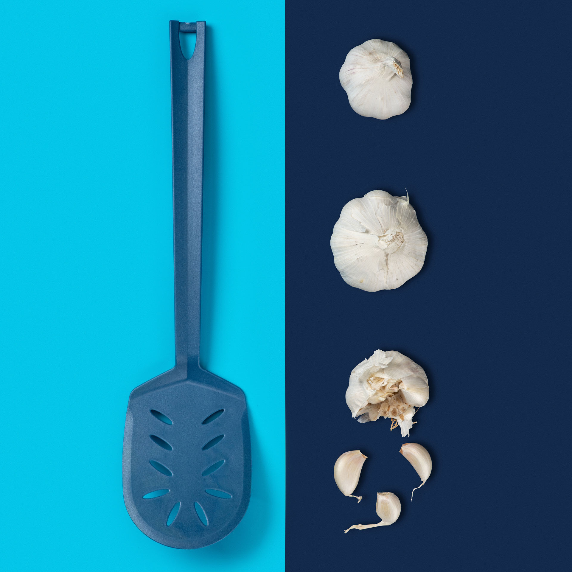 Pfannenwender mit Schlitzen, blau