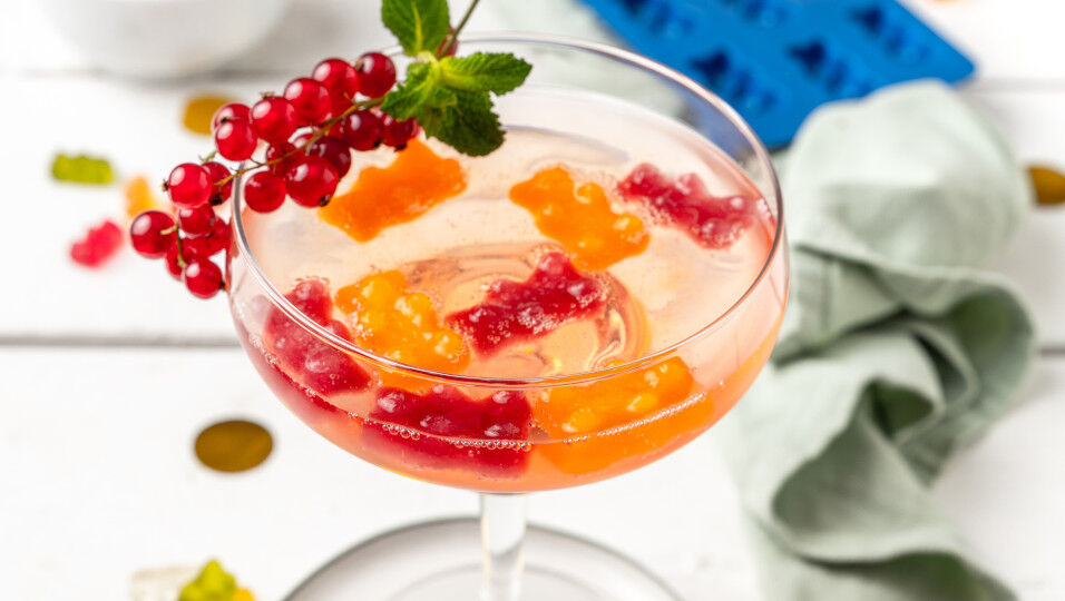 Wildberry Drink mit Eiswürfeln in Bärchen-Form