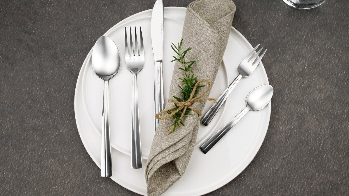 Teller mit Messer, Gabel, Löffel & Serviette