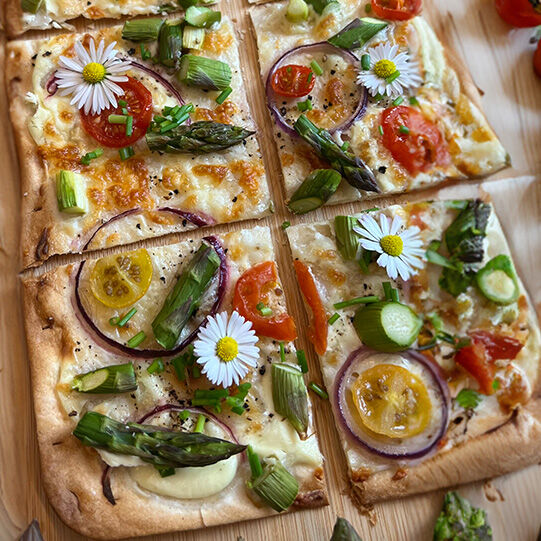 Flammkuchen mit grünem Spargel