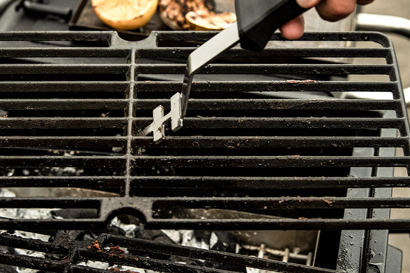 Grill reinigen: Grillrost anheben mit dem Grillrostheber Grill reinigen: Grillrost anheben mit dem Grillrostheber