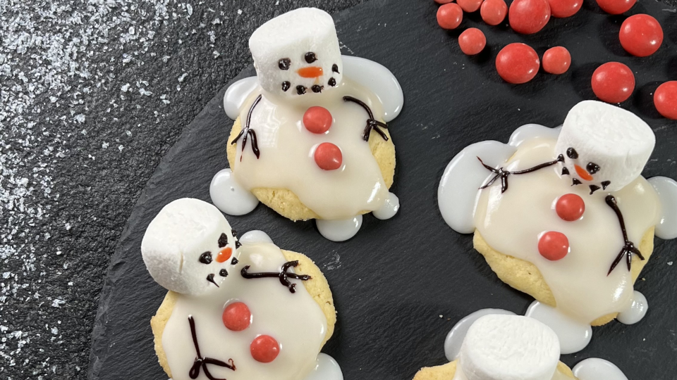 Cookies , die wie geschmolzene Schneemänner aussehen Cookies , die wie geschmolzene Schneemänner aussehen