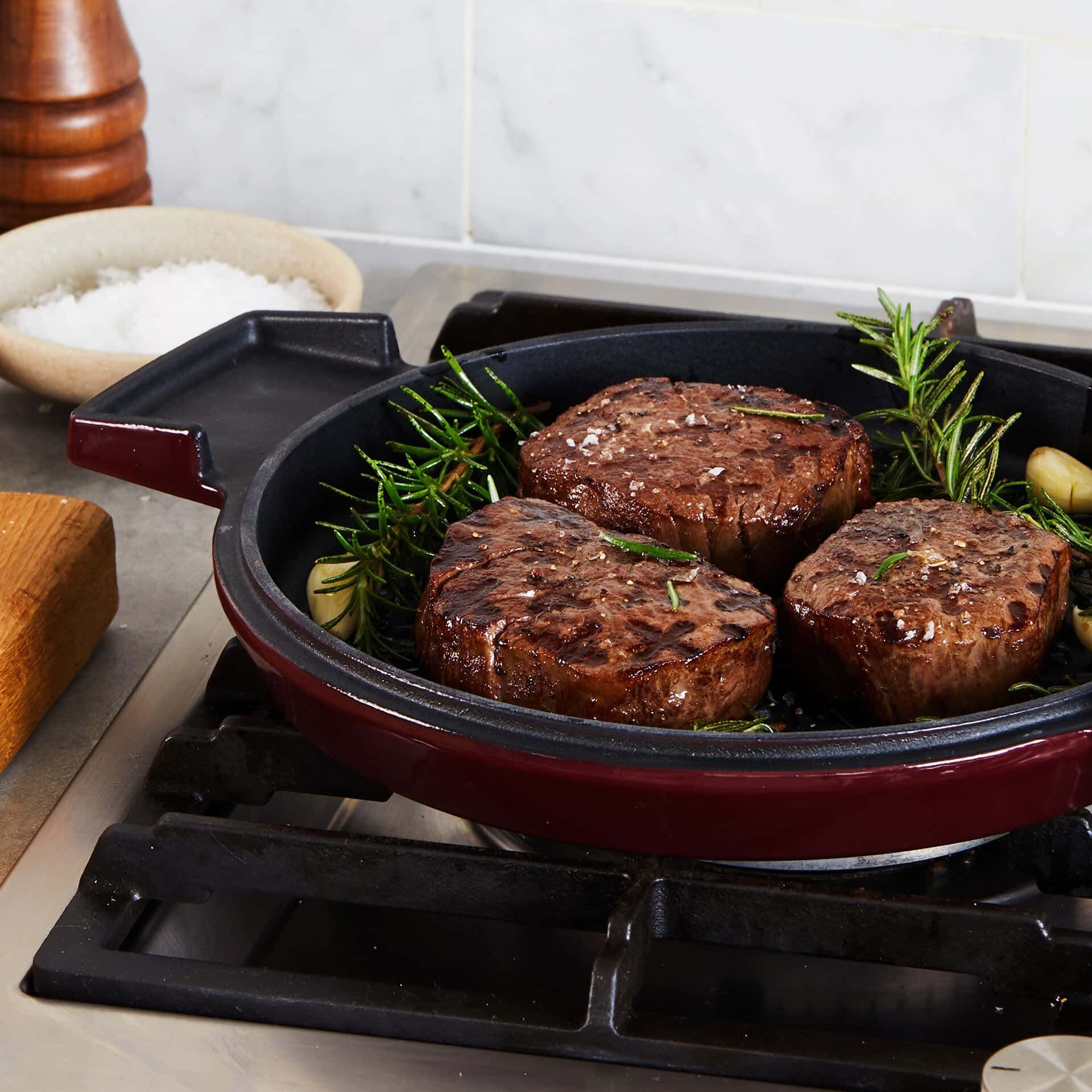 Set Cocotte mit Grilldeckel + Untersetzer, Gusseisen, 24cm, bordeaux Set Cocotte mit Grilldeckel + Untersetzer, Gusseisen, 24cm, bordeaux